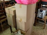 une pile de cartons et une chaise dans une pièce