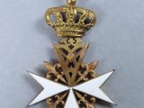 an image of a medal with a crown on top of it