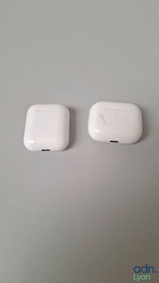 une photo montrant deux AirPods blancs posés sur une table
