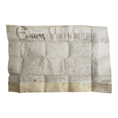 un vieux journal sur lequel est posé un bout de papier