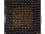 un tapis bleu et marron sur fond blanc