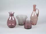 trois vases en verre de couleurs différentes et un verre