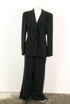 une photo d'un tailleur pour femme sur un mannequin