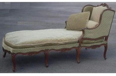 une chaise longue posée sur le trottoir