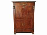 une grande armoire en bois à deux portes et un tiroir