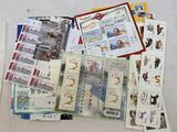tout un tas de timbres différents et des timbres posés sur une table