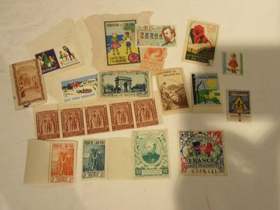 de nombreux types de timbres sur la table