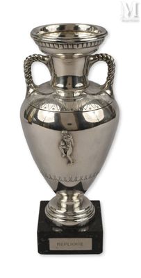 Euro 2000. Réplique officielle du trophée de vainqueur gravé…