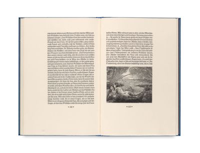 un livre ouvert sur lequel figure l'image en noir et blanc d'un bateau sur l'eau