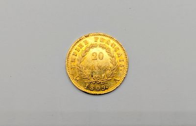 gros plan d'une pièce d'or sur une surface blanche