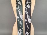 un mannequin portant un foulard noir et blanc