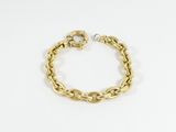 un bracelet en chaîne d'or muni d'un fermoir