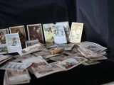 une valise remplie de cartes et de photos posée sur la table