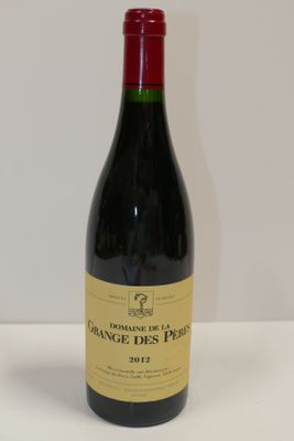 une bouteille de vin posée sur une table