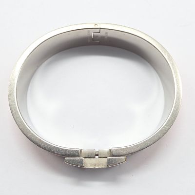 bracelet en argent avec un fermoir carré sur un fond blanc