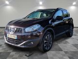 une Nissan QXV noire garée sur un sol à damier