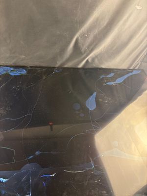 une photo d'un morceau de verre par terre