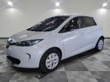 une photo d'une voiture blanche dans un showroom