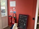 un tableau noir dans un coin de la pièce, à côté d'une borne d'incendie