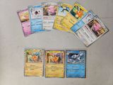 beaucoup de cartes Pokémon étalées par terre