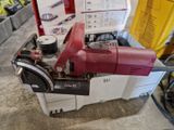 une machine rouge et blanche posée par terre
