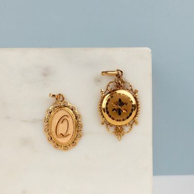 deux boucles d'oreilles plaquées or, ornées d'une image représentant une femme et un homme
