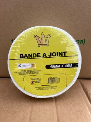 un gros plan sur une boîte ornée d'une bande jaune et d'un joint