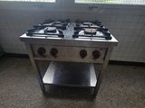 une cuisinière à deux feux dans une cuisine