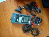 un chargeur posé sur une table à côté d'un autre chargeur