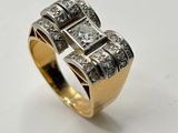 gros plan d'une bague en diamant sur une surface blanche