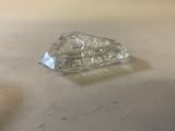 un objet en verre transparent posé sur une table