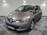 la voiture grise est garée sur un sol en damier dans le garage