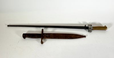 une vieille épée avec un manche en bois sur une surface blanche