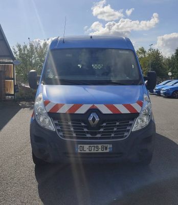 une camionnette bleue ornée d'une bande rouge et blanche, garée sur un parking