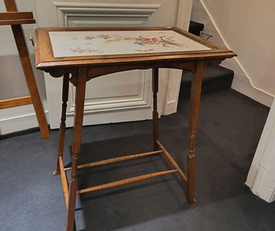 Table à thé en bois naturel, le plateau orné d'un carreau de…