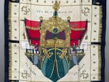 un gros plan sur un foulard carré orné d'une couronne