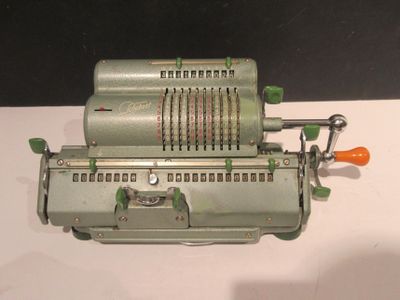 une petite machine posée sur une table