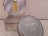 un petit flacon de parfum posé sur un comptoir