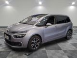 La nouvelle Citroën est garée dans un showroom au sol carrelé d'un motif à damier.