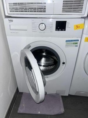 un lave-linge et un sèche-linge dans le coin d'une pièce