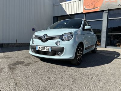 une photo d'une voiture bleue garée devant un immeuble