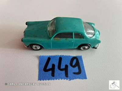 une petite voiture miniature avec une étiquette de prix posée sur la table