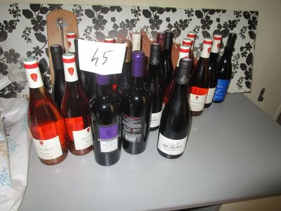 plusieurs bouteilles de vin posées sur un comptoir, avec une étiquette de prix