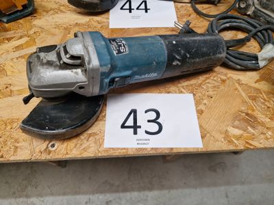 une ponceuse posée sur une table sur laquelle figure un numéro