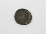une vieille pièce de monnaie percée d'un petit trou au milieu