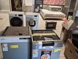 de nombreux appareils qui sont posés à même le sol dans le magasin