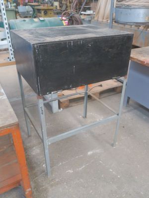 une table noire qui se trouve au milieu d'une pièce