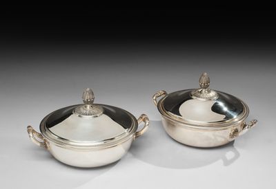 une paire de plats à couvercle en argent de l'époque de George II