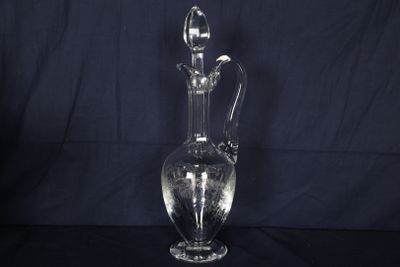 une photo d'un vase en verre transparent posé sur une table noire