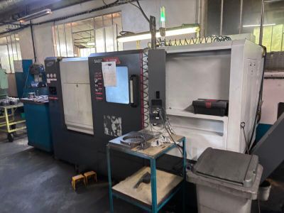 une machine qui se trouve à l'intérieur d'un bâtiment